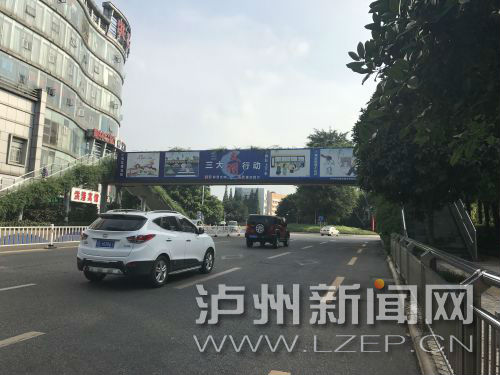 主干道上隨處可見(jiàn)創(chuàng)文宣傳廣告。 記者 肖婷 攝